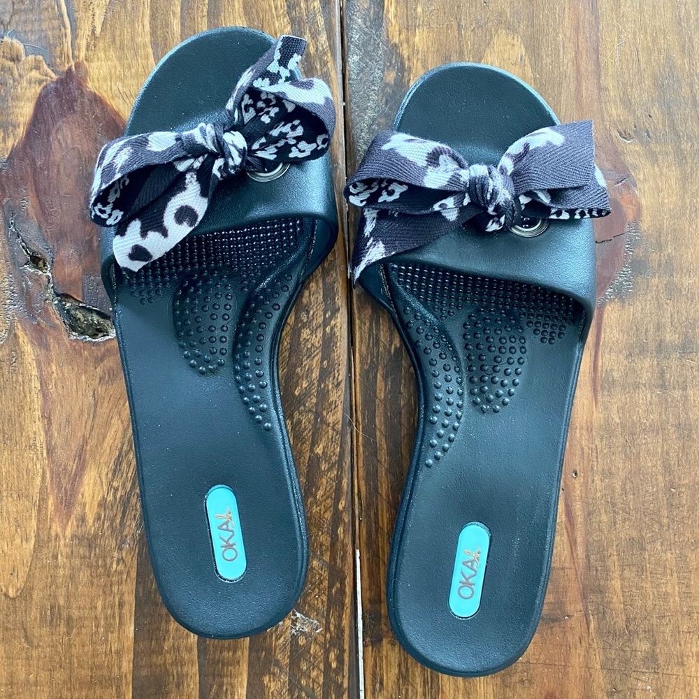 OKA b. Womens Sandals Size 7 Madison Slides Rubber Abstract Printed Bow